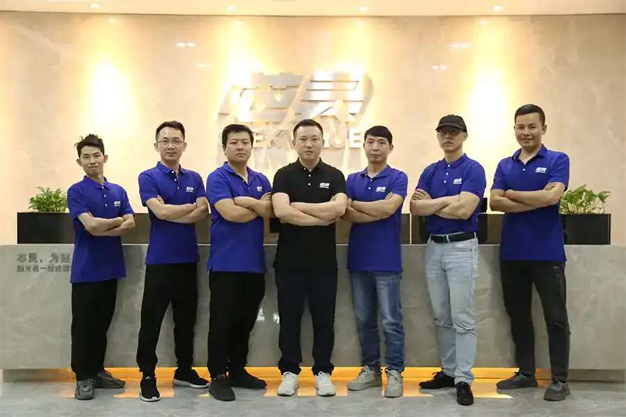 工程师检查贴片机或半导体设备内部机构